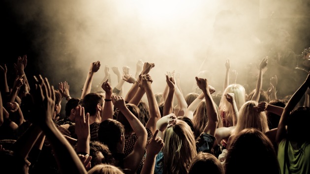 concert-smoke-crowd-people-concert-music-youth-club-photos-crowd-cheering-the-mood-the-smoke-tools-136417-2560x1440
